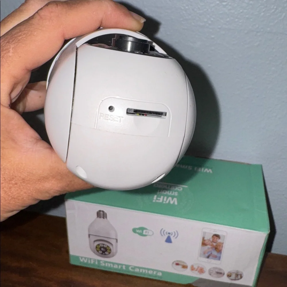 WiFi Smart Camera Lightbulb Design and E27 Screw in Base Motion Alerts